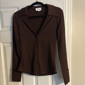 Brown who what wear top with crinkle fabric.